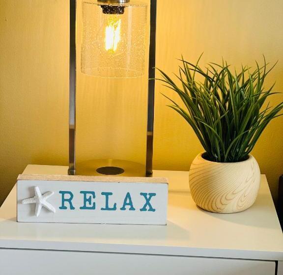 إستديو قياسى مزود بشرفة, Oceanfront Oasis