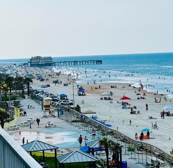 إستديو قياسى مزود بشرفة, Oceanfront Oasis