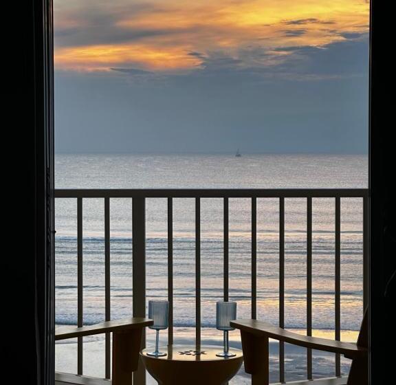 إستديو قياسى مزود بشرفة, Oceanfront Oasis