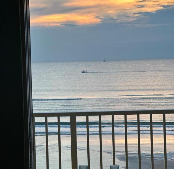 إستديو قياسى مزود بشرفة, Oceanfront Oasis