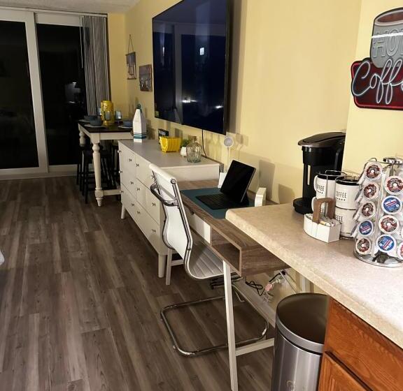 إستديو قياسى مزود بشرفة, Oceanfront Oasis