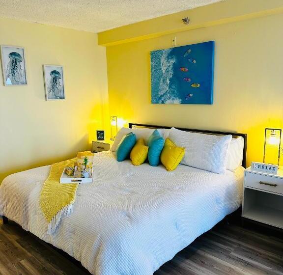 إستديو قياسى مزود بشرفة, Oceanfront Oasis