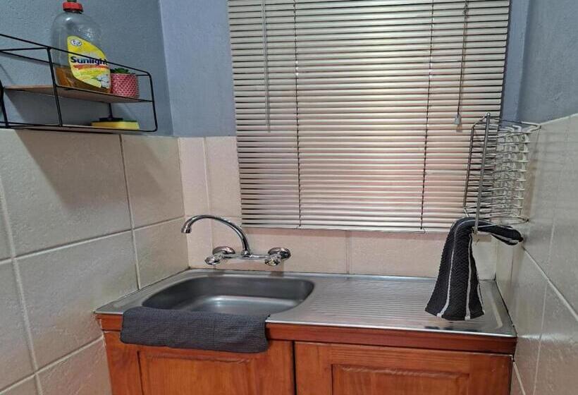 חדר סטנדרט, Stay At 12 Guesthouse And Selfcatering