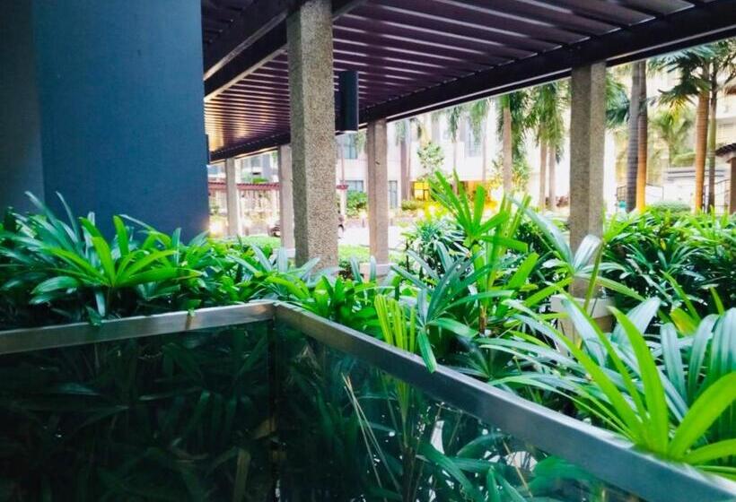 Standard-studio Parveke, Studio 1st Fl With Balcony Across Terminal 3 Airport