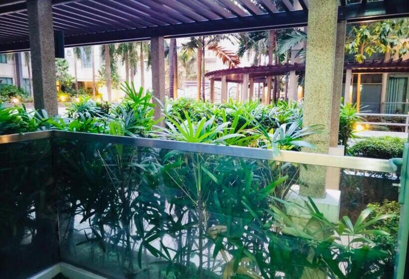 Standard-studio Parveke, Studio 1st Fl With Balcony Across Terminal 3 Airport