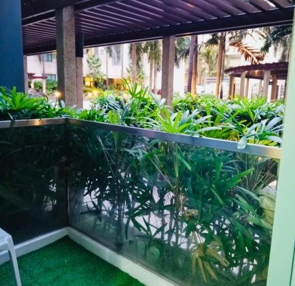 Standard-studio Parveke, Studio 1st Fl With Balcony Across Terminal 3 Airport