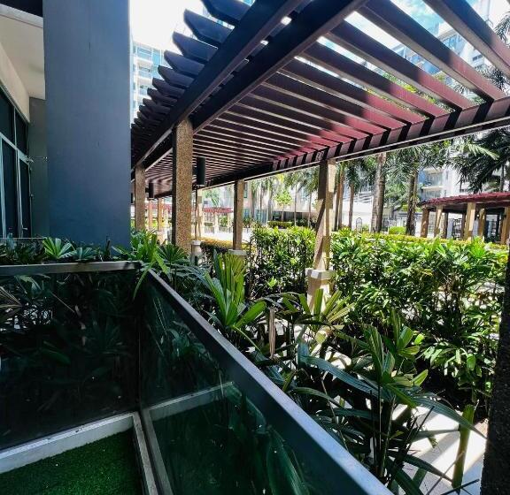 Standard-studio Parveke, Studio 1st Fl With Balcony Across Terminal 3 Airport