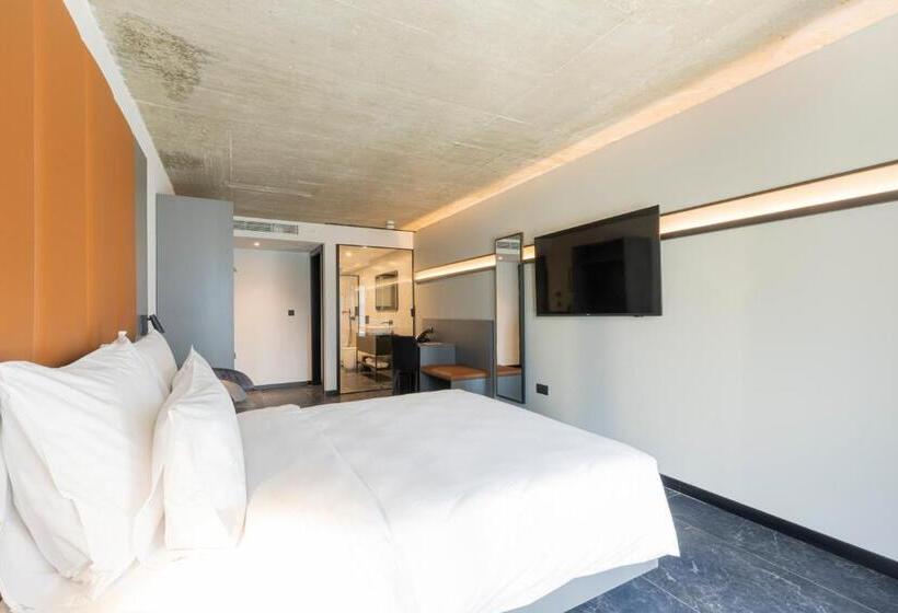 اتاق لوکس با چشم‌انداز شهر, The Londoner Hotel St. Julian S