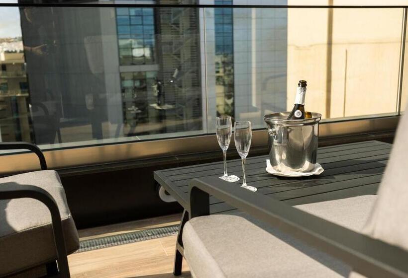 سوئیت جونیور با تراس, The Londoner Hotel St. Julian S