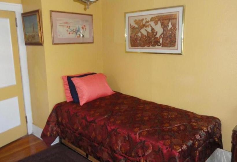 豪华单人间, The Red Rooster