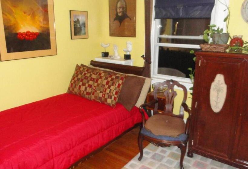 标准单人间, The Red Rooster