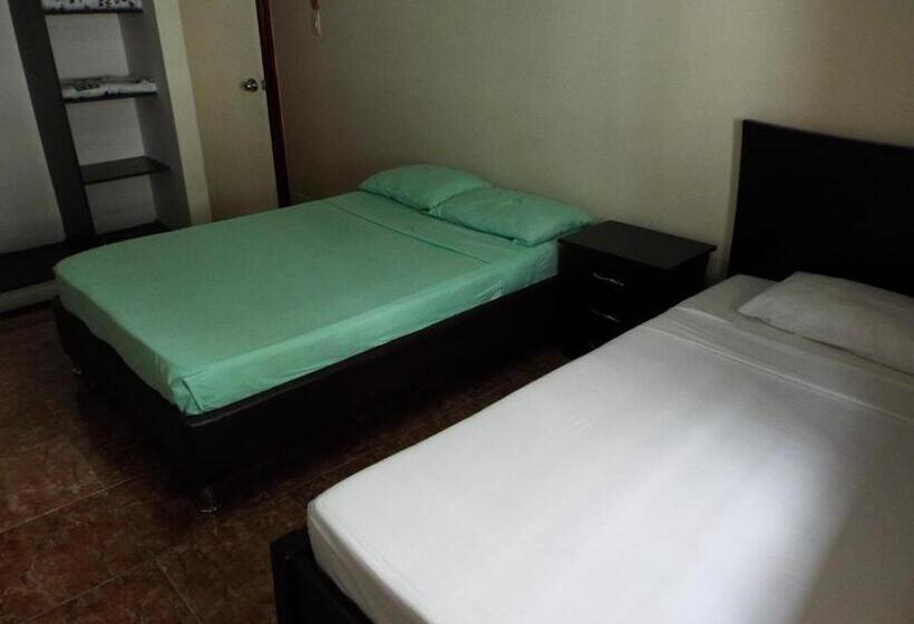 اتاق استاندارد سه نفره, Ian Armenia