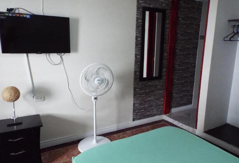 اتاق استاندارد سه نفره, Ian Armenia