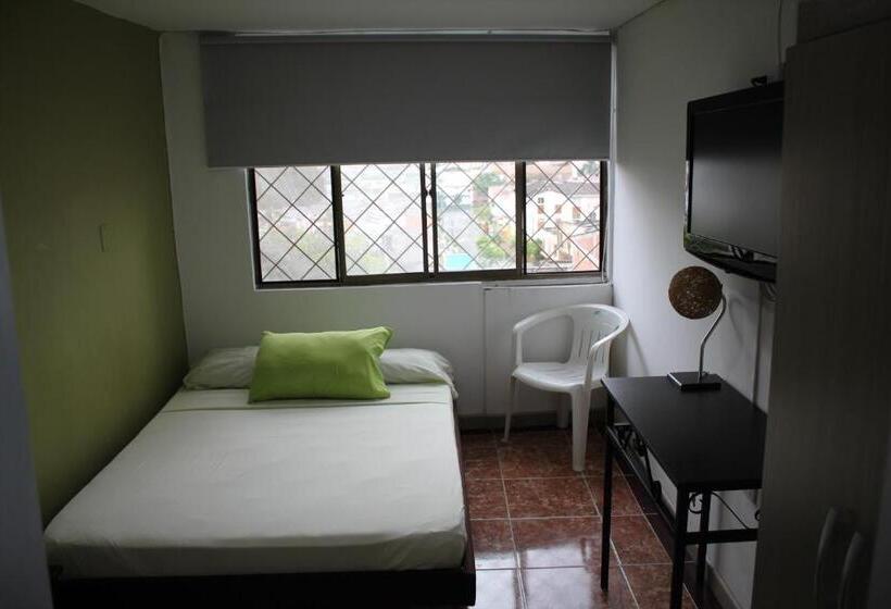 اتاق استاندارد یک نفره, Ian Armenia