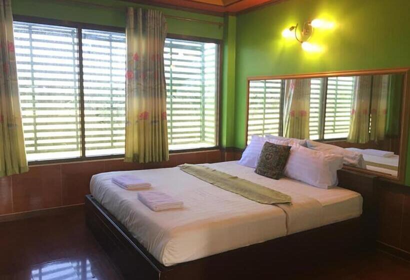 带大床的高级房间, Kruachokhai Hotel & Resort