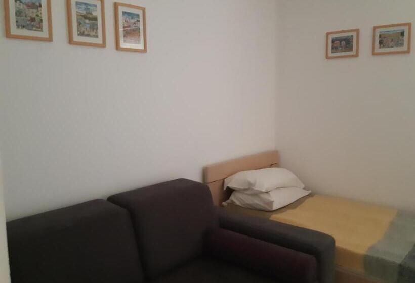 استودیو استاندارد با چشم‌انداز باغ, Bosa Noga Rzav