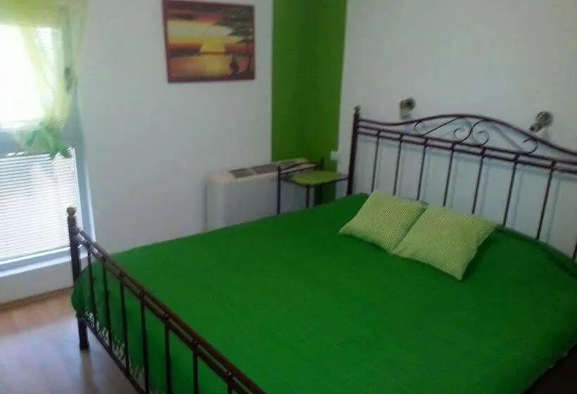 اتاق استاندارد با چشم‌انداز استخر, B&b Queen