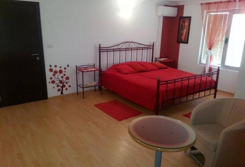 اتاق استاندارد با چشم‌انداز استخر, B&b Queen