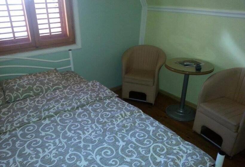 اتاق استاندارد چهار تخته, B&b Queen