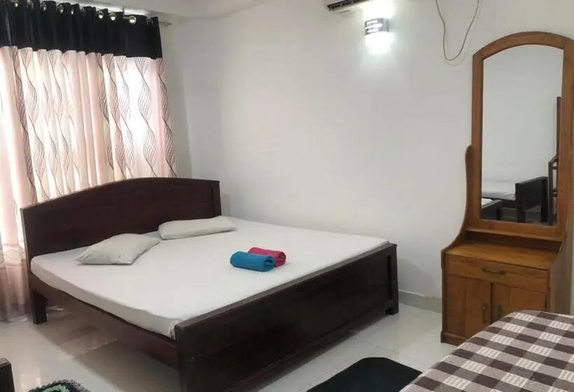 اتاق استاندارد سه نفره, Senanayaka Holiday Inn