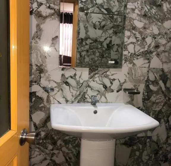 اتاق استاندارد سه نفره, Senanayaka Holiday Inn