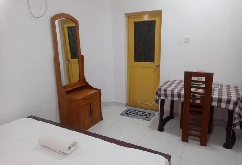 اتاق استاندارد سه نفره, Senanayaka Holiday Inn