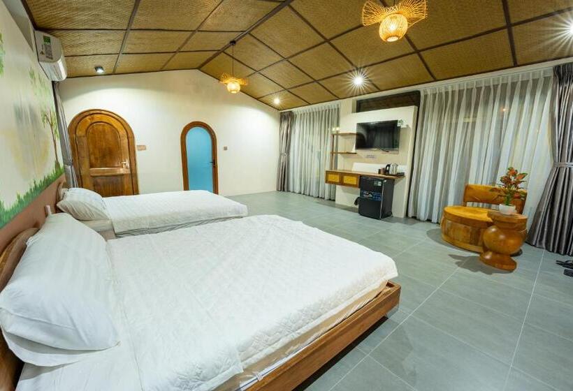 اتاق خانوادگی با چشمانداز باغ, Apple House & Coffee