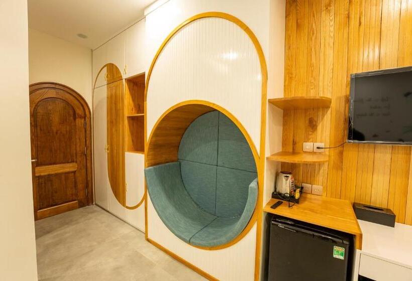 اتاق خانوادگی با چشمانداز باغ, Apple House & Coffee