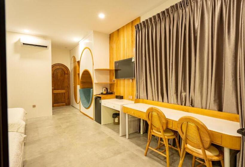 اتاق خانوادگی با چشمانداز باغ, Apple House & Coffee