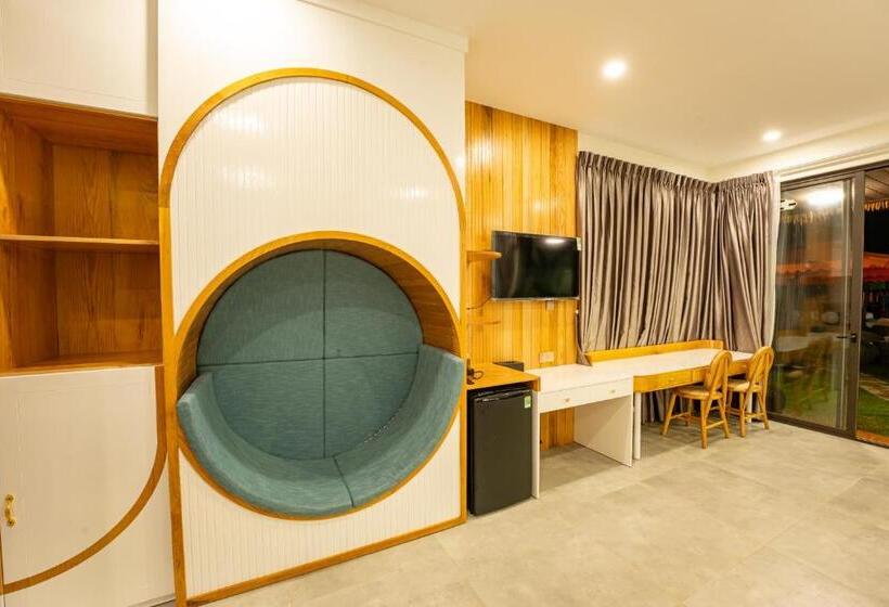 اتاق خانوادگی با چشمانداز باغ, Apple House & Coffee