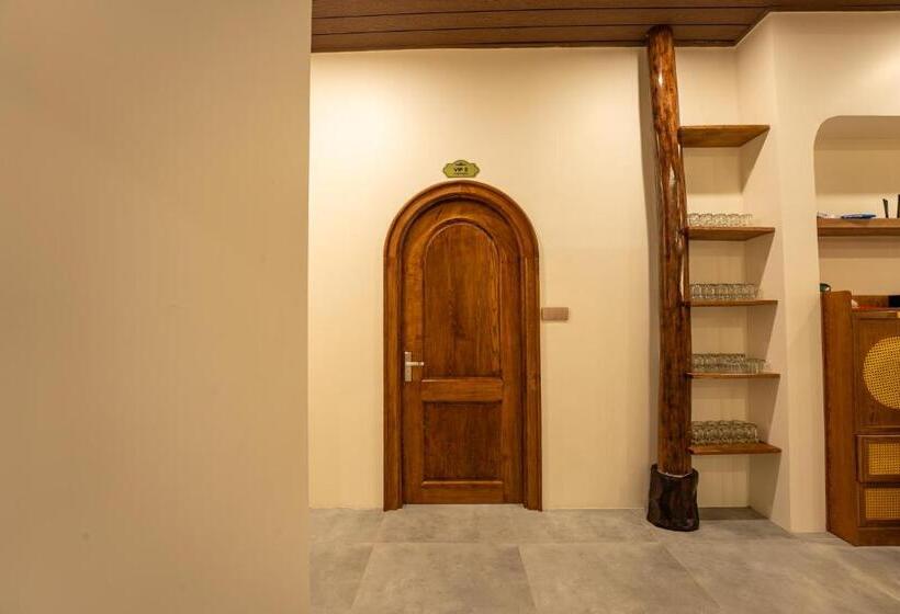 اتاق خانوادگی با چشمانداز باغ, Apple House & Coffee