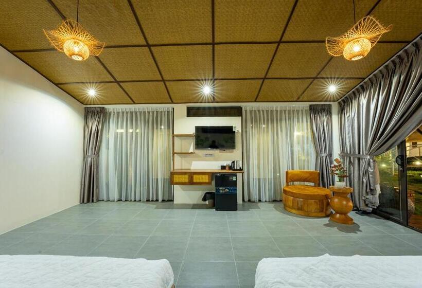 اتاق خانوادگی با چشمانداز باغ, Apple House & Coffee