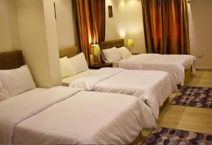 اتاق استاندارد با چشم‌انداز کوهستان, Puzzle Pyramids Inn