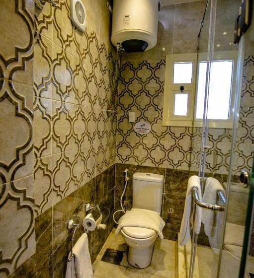 اتاق استاندارد سه نفره, Puzzle Pyramids Inn