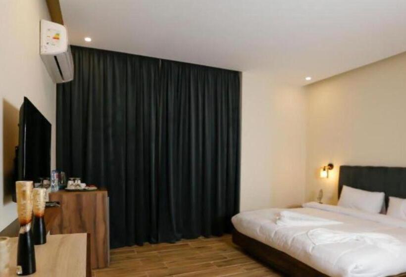 اتاق لوکس یک تخته, Puzzle Pyramids Inn