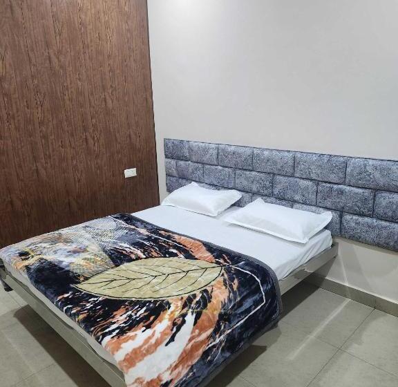 Трехместный Номер Классика, Oyo Hotel Modest