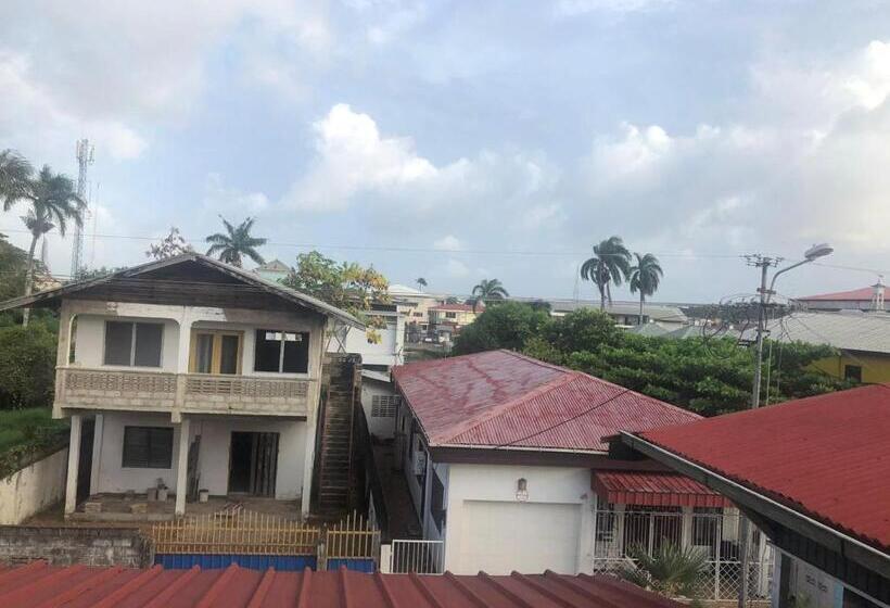 اتاق استاندارد با سرویس بهداشتی مشترک, Pied A Terre