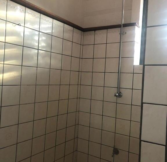 اتاق استاندارد با سرویس بهداشتی مشترک, Pied A Terre