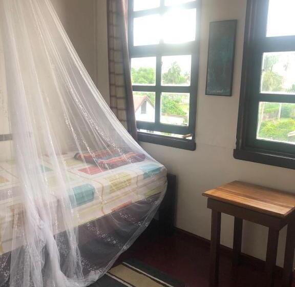 اتاق استاندارد یک تخته با سرویس بهداشتی مشترک, Pied A Terre