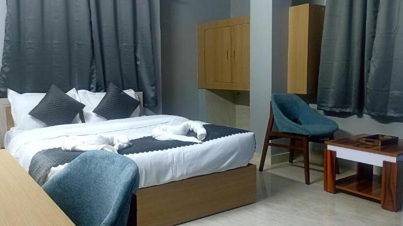 חדר דלוקס, Urban Suites Silpukhuri