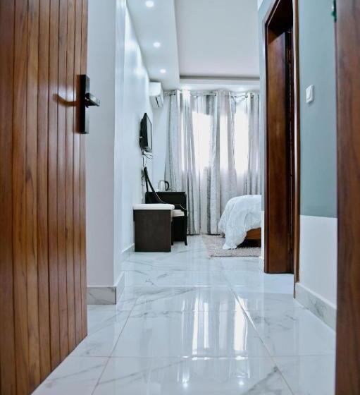 اتاق استاندارد با تخت بزرگ, Cincinnati Hotel Yaounde