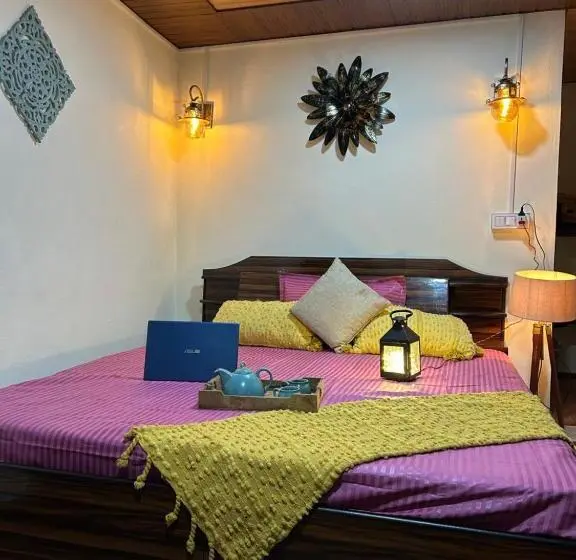 Perhehuone, Laxmi Narayan Homestay Harshil