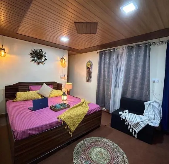 Perhehuone, Laxmi Narayan Homestay Harshil