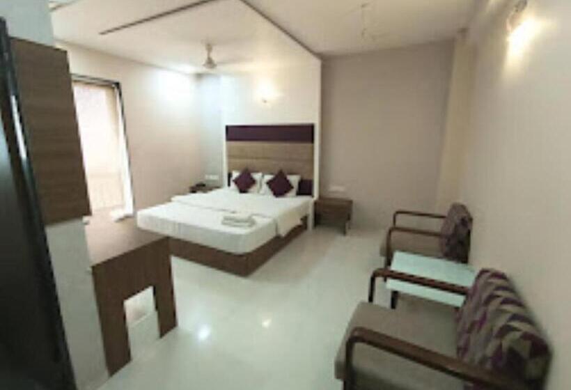 اتاق لوکس با تخت بزرگ, Bluerock Hotel & Banquet Hall Gandhinagar