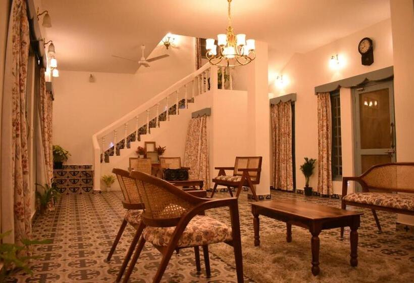 اتاق لوکس, Koliabor Manor