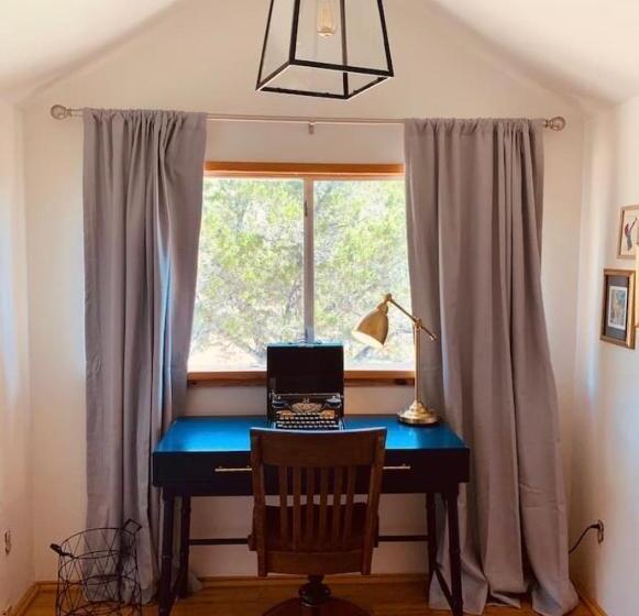 침실 2개 주택, Mosaic On The Hill