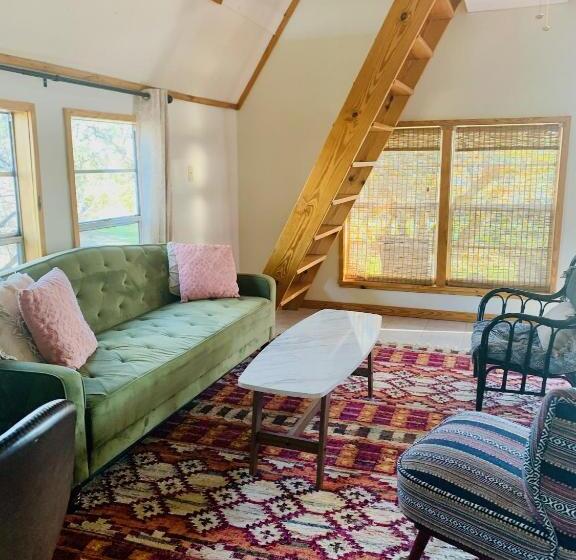 침실 2개 주택, Mosaic On The Hill