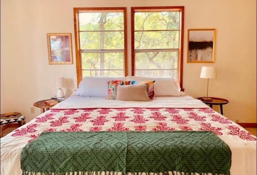 침실 2개 주택, Mosaic On The Hill