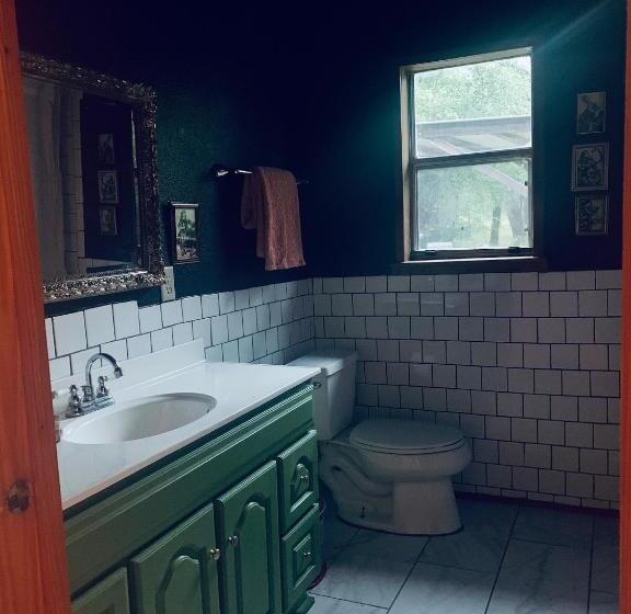 침실 2개 주택, Mosaic On The Hill