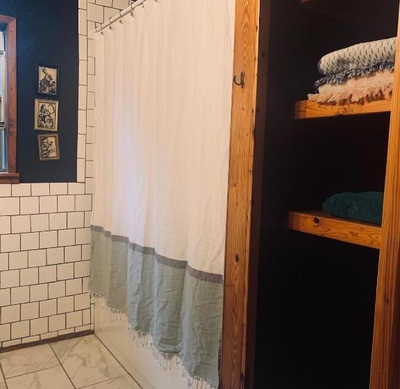 침실 2개 주택, Mosaic On The Hill